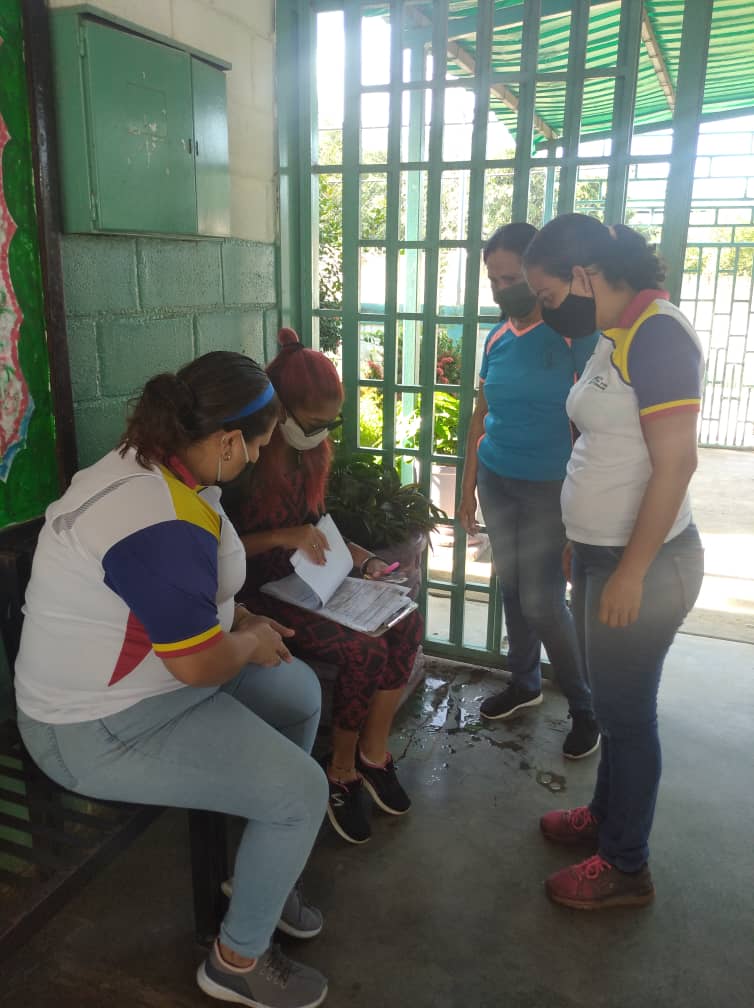 CDCEAragua's tweet photo. Desde el Mcpio Sucre #Aragua Movimiento De Educadores de Aragua y fuerzas vivas casa a casa socializan  documento para la Consulta sobre el inicio de clases semi presencial. @NicolasMaduro @psuvaristobulo #PueblosUnidosYSolidarios 
@MPPEDUCACION @RosangelaOrozco @leoalvacabrera https://t.co/Zp3rWsVMtu