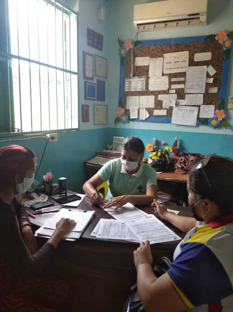 CDCEAragua's tweet photo. Desde el Mcpio Sucre #Aragua Movimiento De Educadores de Aragua y fuerzas vivas casa a casa socializan  documento para la Consulta sobre el inicio de clases semi presencial. @NicolasMaduro @psuvaristobulo #PueblosUnidosYSolidarios 
@MPPEDUCACION @RosangelaOrozco @leoalvacabrera https://t.co/Zp3rWsVMtu