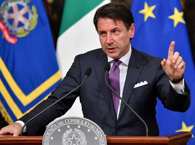 puntualeh's tweet photo. Rivogliamo la pochette presidenziale a 3 e 4 punte! Punte di Contezza sempre altissime... #lacontezzadigiuseppeconte #presidentecifaisospirare #cotantabellezza #pochette https://t.co/2i5IOhNgHK