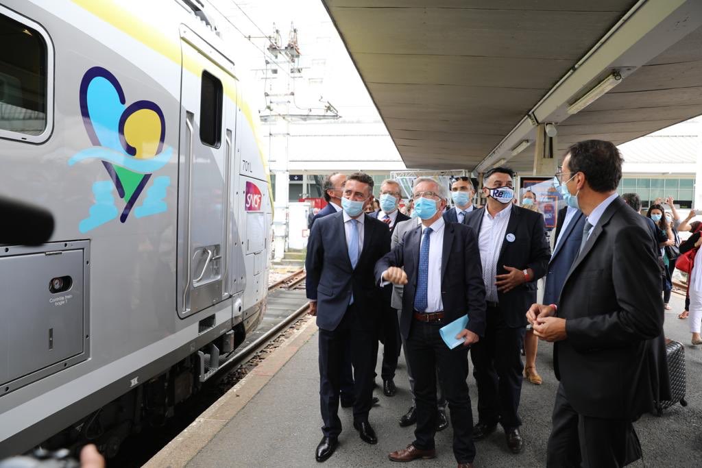 fbonneau's tweet photo. Grande fierté d’inaugurer les nvelles rames #RémiExpress commandées par la Région + lancer les tvx du centre de maintenance d’Orléans, avec @JPFarandou, Pdt de @SNCF, L. Bouyer, PDG de @Bombardier et @Prefet45_Centre 🚊La @RCValdeLoire s’engage et investit pour la mobilité ! https://t.co/Z0hcscm94w