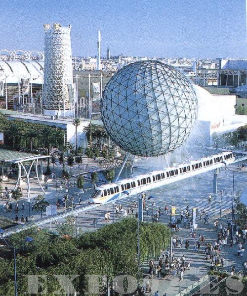 Este ícono de la Isla de la Cartuja fue la Esfera Bioclimática de la Expo 92 de Sevilla. Esta “bola” formó parte de la famosa instalación del microclima encargado de refrescar el ambiente mediante el vapor de agua. 

Así era por aquel entonces. Foto vía Expo92.es 👇🏽
