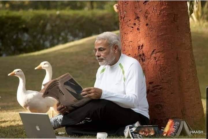 runcaralisarun's tweet image. The talent to read two books, a newspaper and the laptop simultaneously while posing for the perfect photograph. 

And that poise during a Pandemic. 

Impressed.