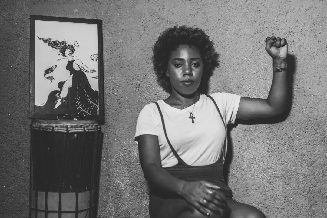 vanessajeudiht's tweet photo. Pitit Klèmezin
Nou soti nan kalfou 4
Nou antre miwomiba 
Nou soti ak de nawè n
Kole sou libète
Men nou
...

📸: @raypakle
💄 :  @belmanmisiprem 

#vanessajeudi #reglemanafepopile #bosalmizik #inovasonstudio #albomnanpare #santit #triakk #dedystyl #benkele https://t.co/MhK8DuQEXA