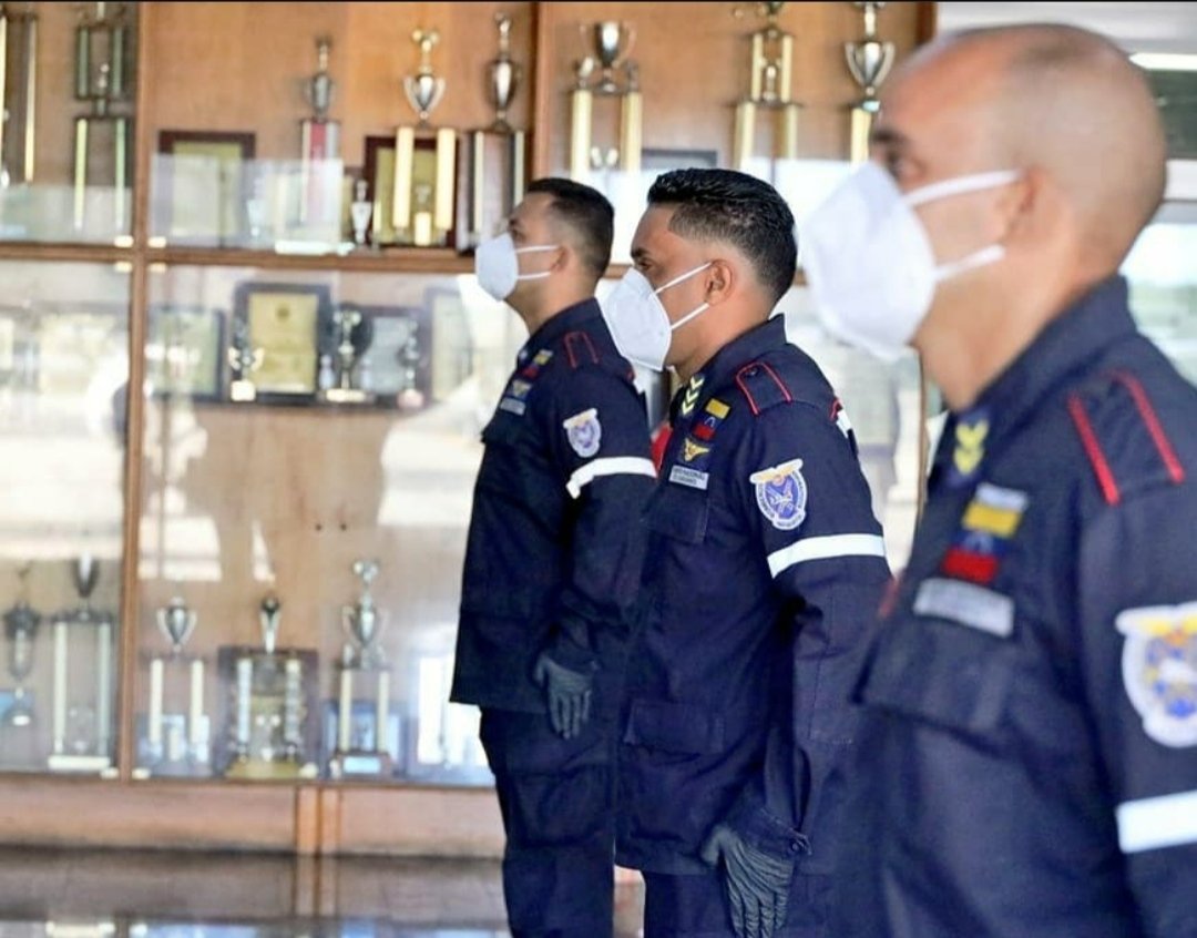 Bomberos_IAIM's tweet photo. El @IAIM_VE Presidido por su Director General Cnel. Freddy Borges ascendió a Funcionarios del Cuerpo de Bomberos Aeronáuticos de Maiquetía en un pequeño pero emotivo acto cumpliendo estrictas medidas de Bioseguridad, en reconocimiento a su loable labor y excelente desempeño. https://t.co/Uc7G26JgPL
