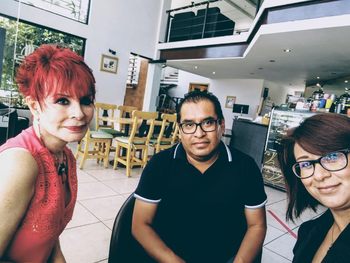 VicntGM's tweet photo. Con una señora de señoras, Angelita Rojas, es bueno tenerla de regreso. https://t.co/8FBbQRByHl