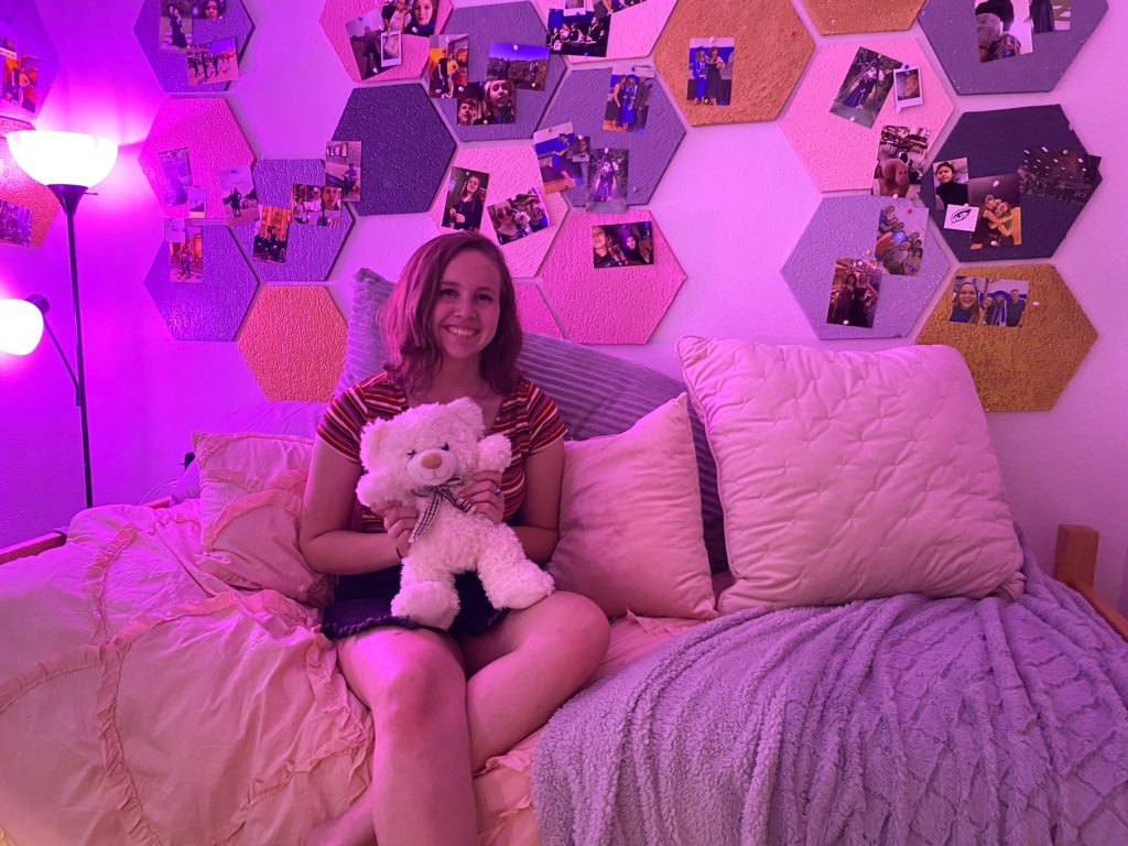 _yaschwege_'s tweet photo. with orientation wrapping up, i guess you could say i’m settled-in!! proud to be a comet.✨ https://t.co/ba3d5cETdi