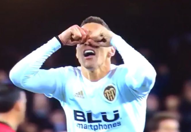 HugoBallester's tweet photo. Rodrigo Moreno. Futbolista inmenso; carácter especial. Figura trascendental sobre el césped, muy por encima de los números. Eléctrico, talentoso e inteligente. Siempre tuvo una complicidad sensible con el valencianismo. Peluca, brazalete, remontada y Copa. Buena suerte, Rodri. https://t.co/rZxm4Zm59u