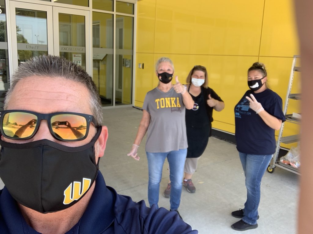 BrianMercerNKC's tweet photo. Stopped in at Winnetonka High School for a meeting with @CoachBarge. On the way out, I had to get a #MaskUpNKC selfie with the dedicated @NKCSchools @TonkaNation @nkcfood #GrabandGo Meal Delivery Crew! #ThisIsTonka https://t.co/IECCLzmHWF
