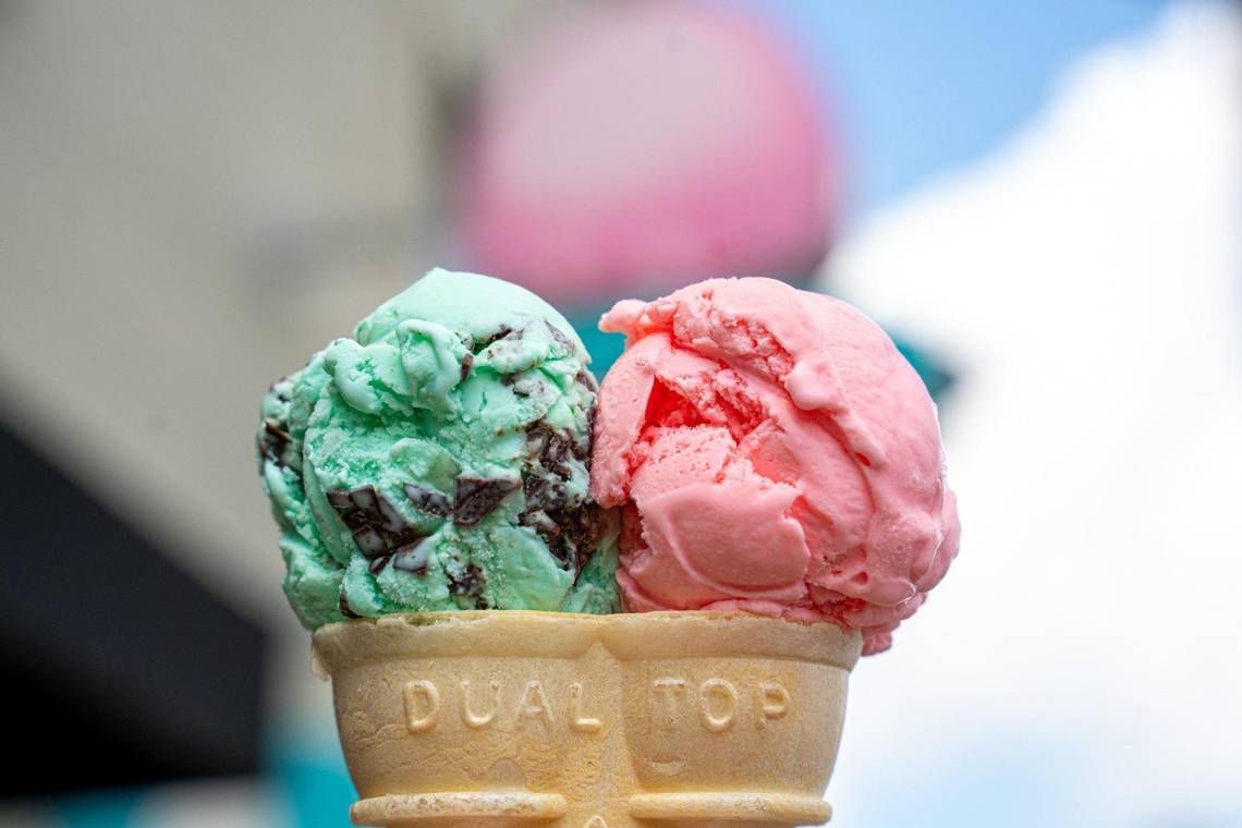 Your ultimate guide to 100+ Charlotte ice cream shops, by neighborhood bit.ly/3aXJRoW #CLT5 🖋: <a href="/cool_jennings/">Jennings Cool</a> 📸: <a href="/Alex_Inc/">Alex C</a>