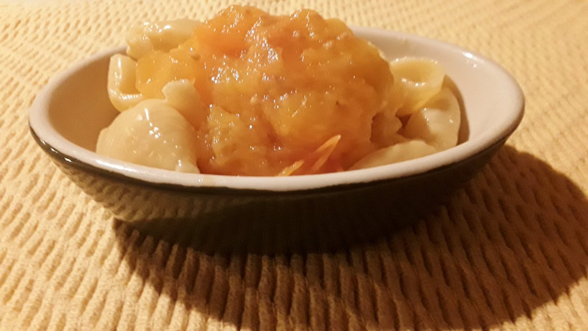 kakercookery's tweet photo. mac and cheese with stewed yellow tomatoes from the garden: 262 calories, 11 protein, 
33 carb #yellowtomatoes #kakercookery https://t.co/fzNspwiDZw