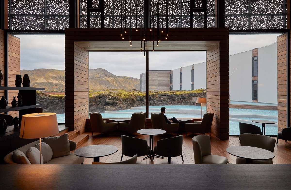 hdesignfair's tweet image. #internationalinspo Emphasizing the natural beauty of the surrounding lagoon and lava flow, Basalt Architects and @DesignGroupIt collaborated for a truly striking experience at the Retreat at Blue Lagoon in Iceland. #hospitalitydesign #resortdesign #hoteldesign