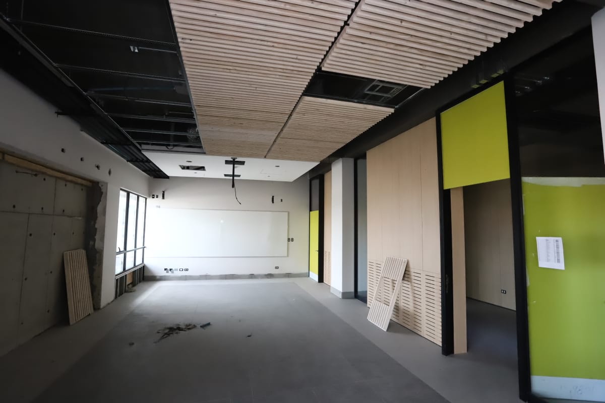 uohiggins's tweet photo. El #EdificioB de nuestro Campus Rancagua está mostrando sus modernos espacios y colores, con los que recibirá, de puertas abiertas, a nuestra comunidad universitaria. Día a día avanzamos con nuestra infraestructura UOH. #OrgulloUOH #InfraestructuraUOH #LaEstataldeOHiggins https://t.co/d5htdEjwPG
