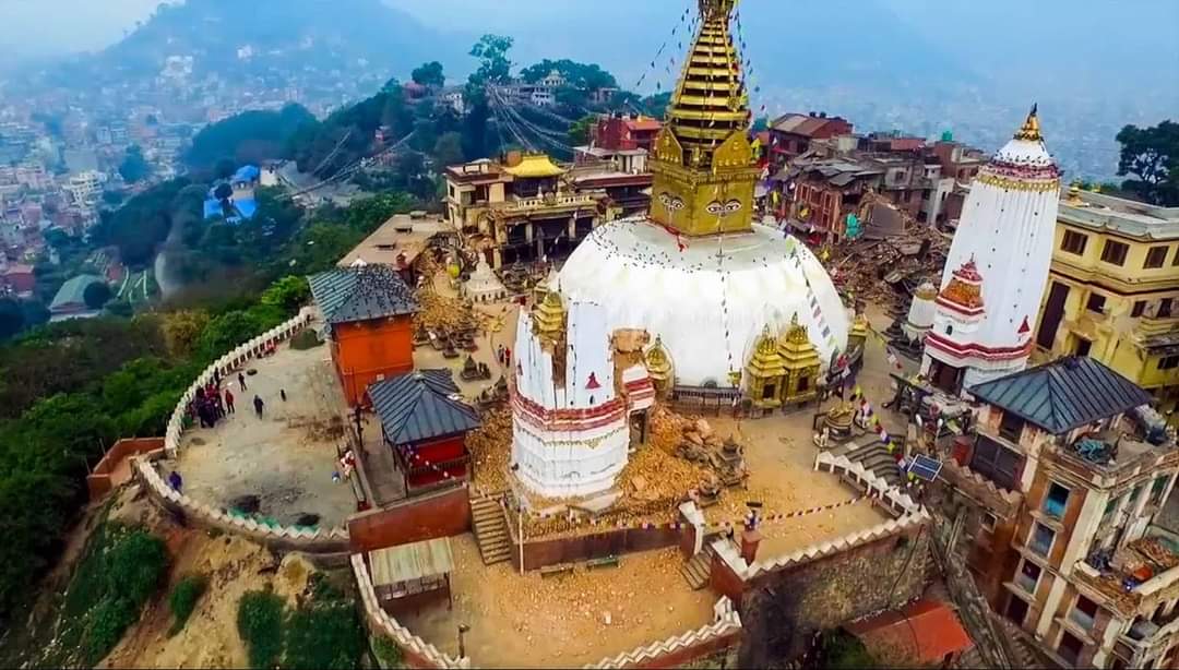 Hoy viajamos hasta #Katmandú (Nepal 🇳🇵) y ascendemos por los escalones de Swayambhunath –más conocido como el templo de los monos 🐒– para disfrutar de las vistas panorámicas que ofrece. #volveraviajaressalud  #Politours