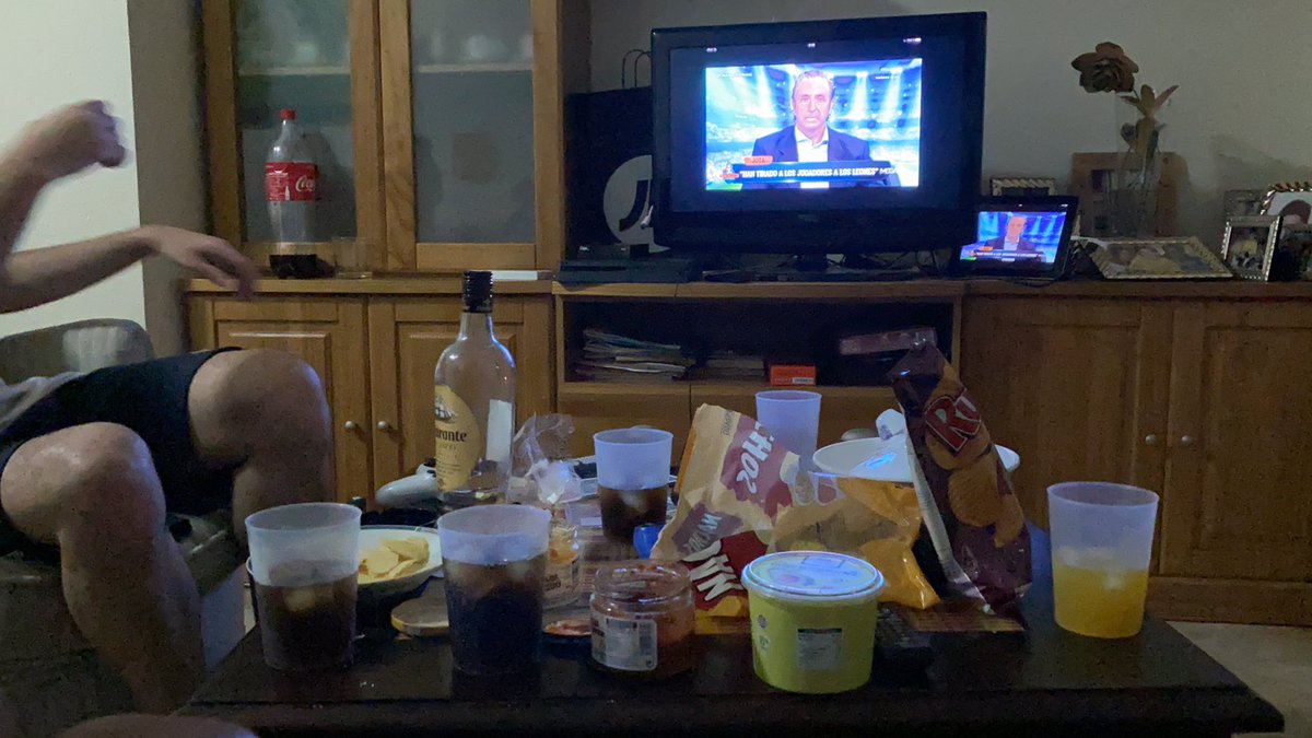AlexTroya_9's tweet photo. Cada vez que digais Messi, Bartomeu y Barsa bebemos, llevamos 40 minutos y vamos por la tercera copa, pinta bien la noche @elchiringuitotv #chiringuitomessi https://t.co/4ocm0uqtUI
