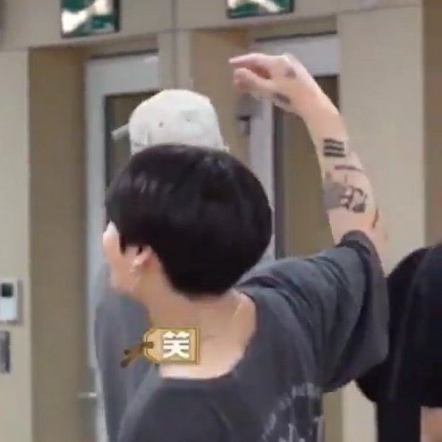 JUNGKOOK SHORT SLEEVE AND HIS TATTOOS???????? OHMYGOD