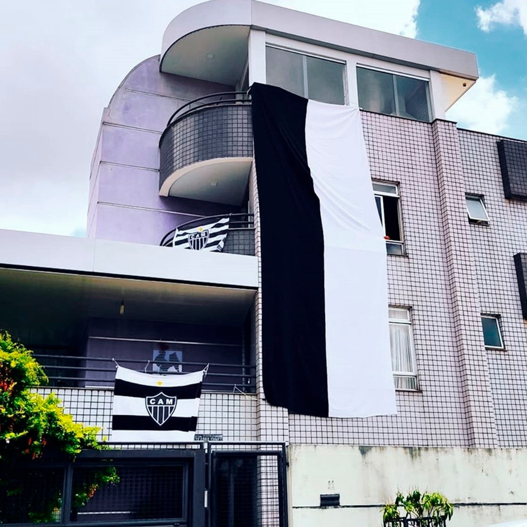 Atletico's tweet photo. #GaloNaJanela 🏴🏳️🏁 Boa noite, Massa! Já que é semana de decisão, bora espalhar bandeiras, camisas e cachecóis do @Atletico pelas janelas, varandas e sacadas? 

Aproveite para publicar sua foto com a tag #GaloNaJanela! Você poderá aparecer por aqui. 🏁🏳️🏴 https://t.co/nktsD4dy1X