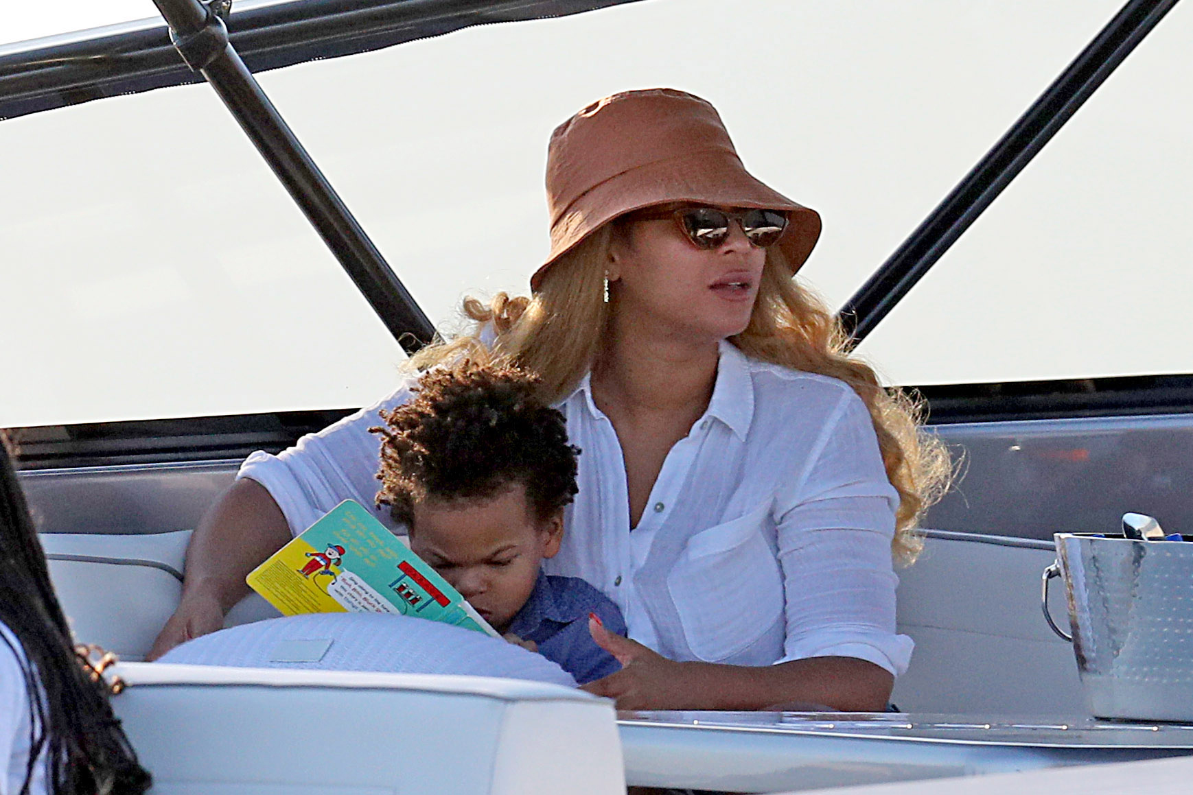 BEYONCÉ LEGION on X: "Beyoncé and JAY-Z w/ Sir Carter in the Hamptons —  Aug. 24th. 💙 https://t.co/NJRVNY1PTu" / X