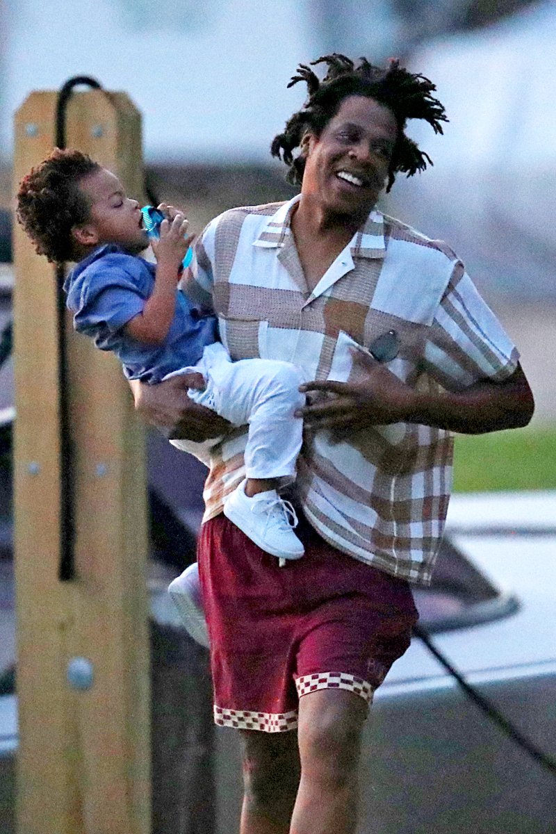 Beyonce Legion On Twitter Beyonce And Jay Z W Sir Carter In The Hamptons Aug 24th