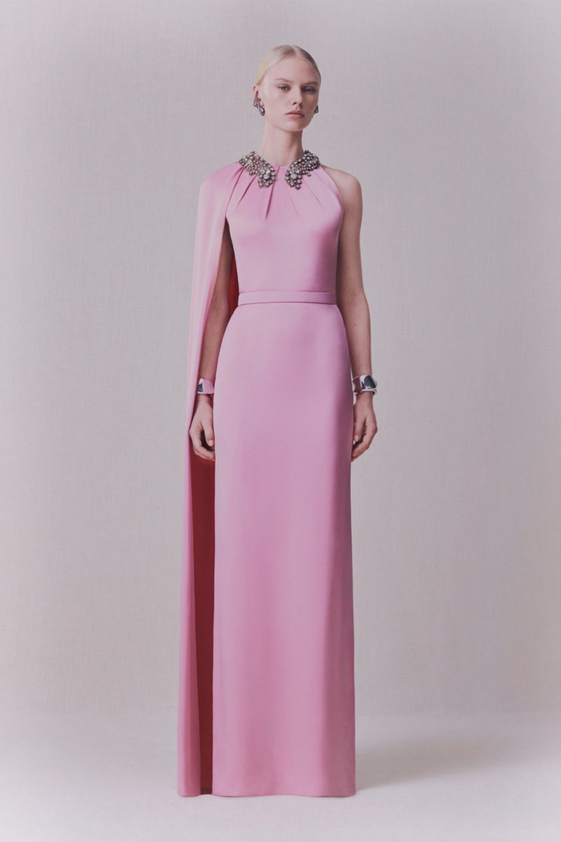 FashionweekNYC's tweet photo. Take a look at the Alexander Mcqueen Pre Fall 2020 Collection https://t.co/5ksbj5ydst
