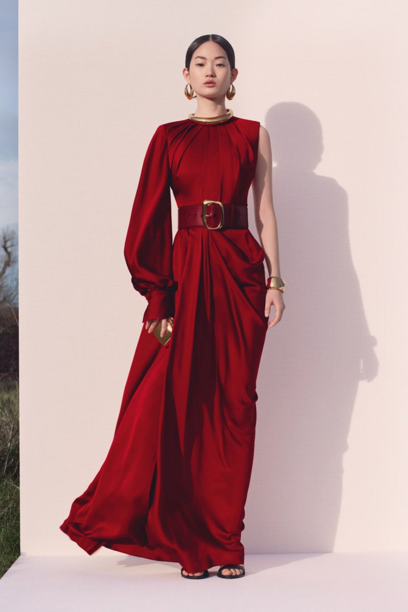 FashionweekNYC's tweet photo. Take a look at the Alexander Mcqueen Pre Fall 2020 Collection https://t.co/5ksbj5ydst