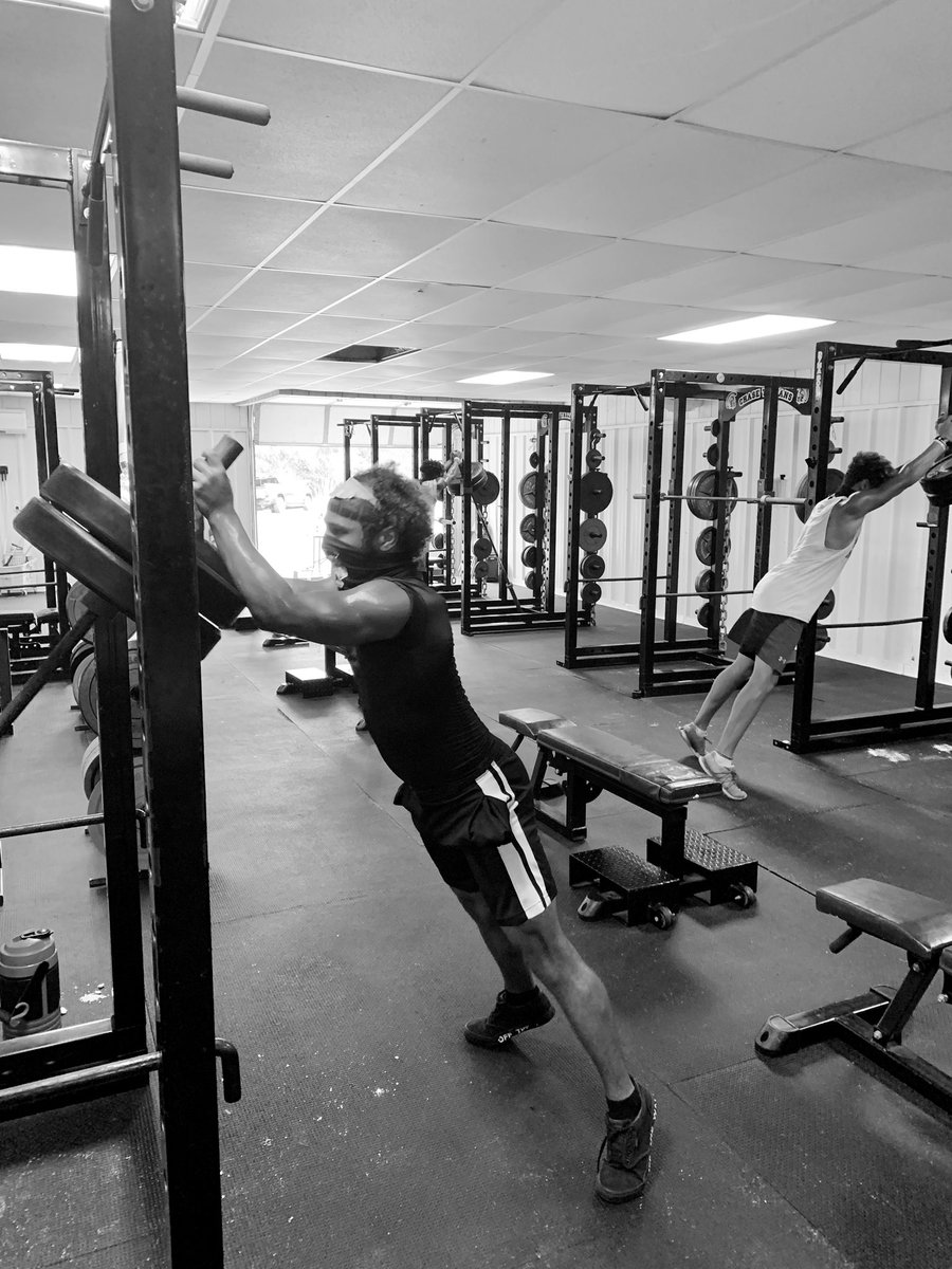 CT_Barbell_Club's tweet photo. Never missed a beat. #BuiltDifferent #FearTheFarm https://t.co/URzuLr3KtX