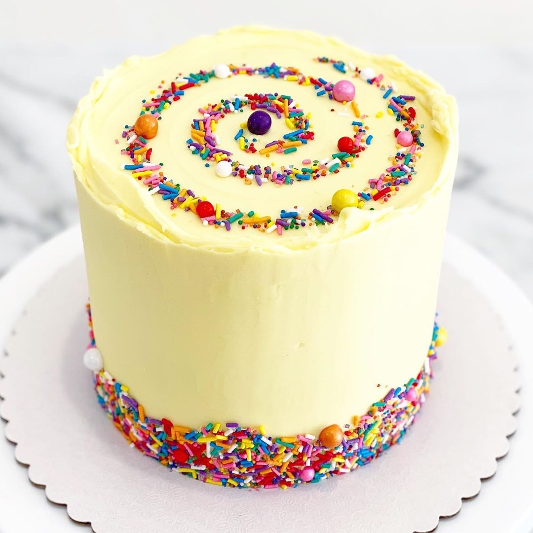SprinklePopShop's tweet photo. If I had to guess, I'd say this swirled "Primary Rainbow" delight from @okcsweets is lemon. What would your guess be?

#sprinklepop #sprinkles #sprinklecake #cakefun #rainbow #rainbowsprinkles #backtoschoolsprinkles #sprinklefun #swirls #yellowcake #yellowfrosting #deliciouscake https://t.co/Utt7asKzIj