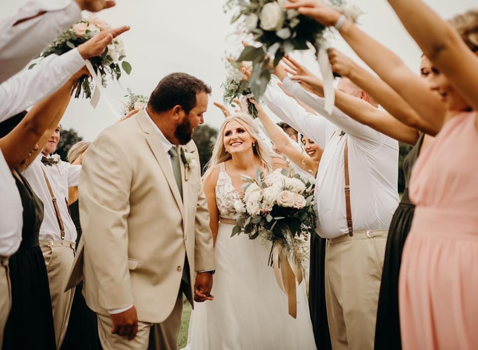 haleyjoe_12's tweet photo. figured I should show twitter some wedding love💗 

Tweeting for the first time as Haley Jennings 🤩🤩🤩 https://t.co/7fQHfJht6l