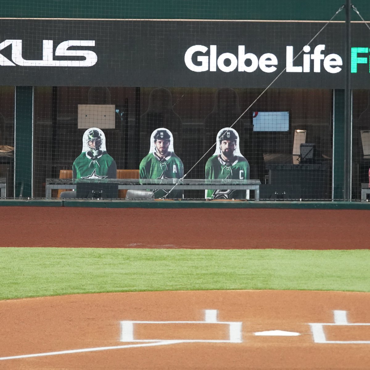 Rangers's tweet image. Nice of y'all to join us on your off day, @DallasStars!
#GoStars | #TogetherWe