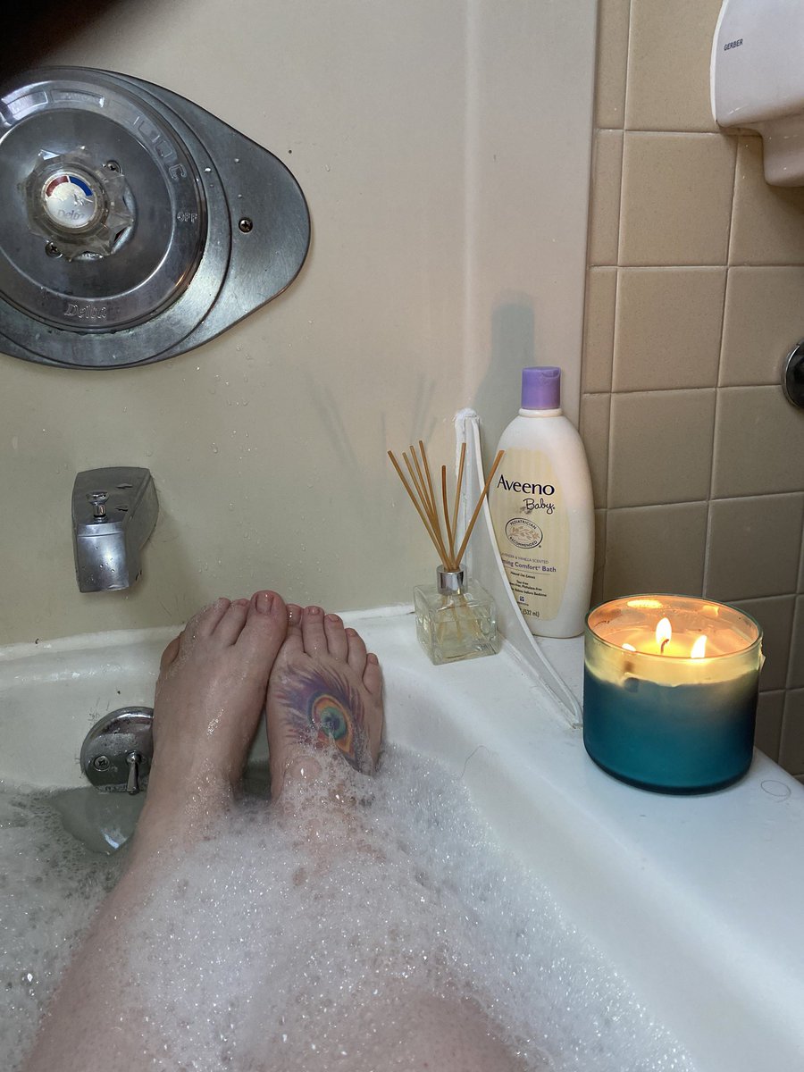 Pale_Princess93's tweet photo. Feel like smooshing someone’s face with my feet. Who’s face wants to get smooshed? https://t.co/3qEPvbJWnn