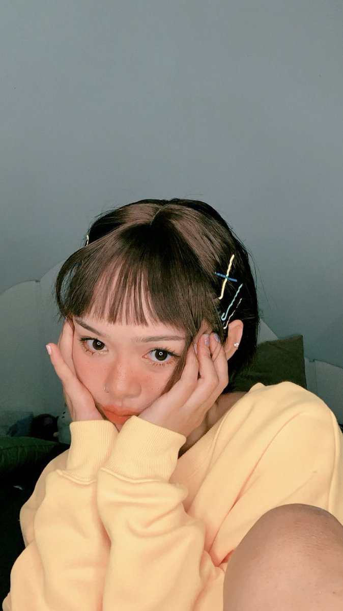 KIKI48_xx's tweet image. ค้นพบวิธีใช้ฟิลเตอร์ disposable ให้สวยเหมือนเปิดแฟลชกล้องหลังได้แน้ว อาจจะไม่นัวร์เท่าแต่ mood ได้มากๆ 
แค่เอา ring light ตั้งไว้ตรงจุดที่เราจะเซลฟี่ แล้วปิดไฟในห้อง แล้วก็กดถ่ายเลย~ ก็จะได้รูปแบบที่เราลง (รูปแรกใช้เท้ากดถ่ายด้วย 555)