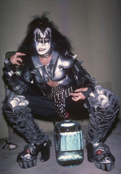 Happy 71st birthday to Gene Simmons!! 

What\s your favorite KISS song? 