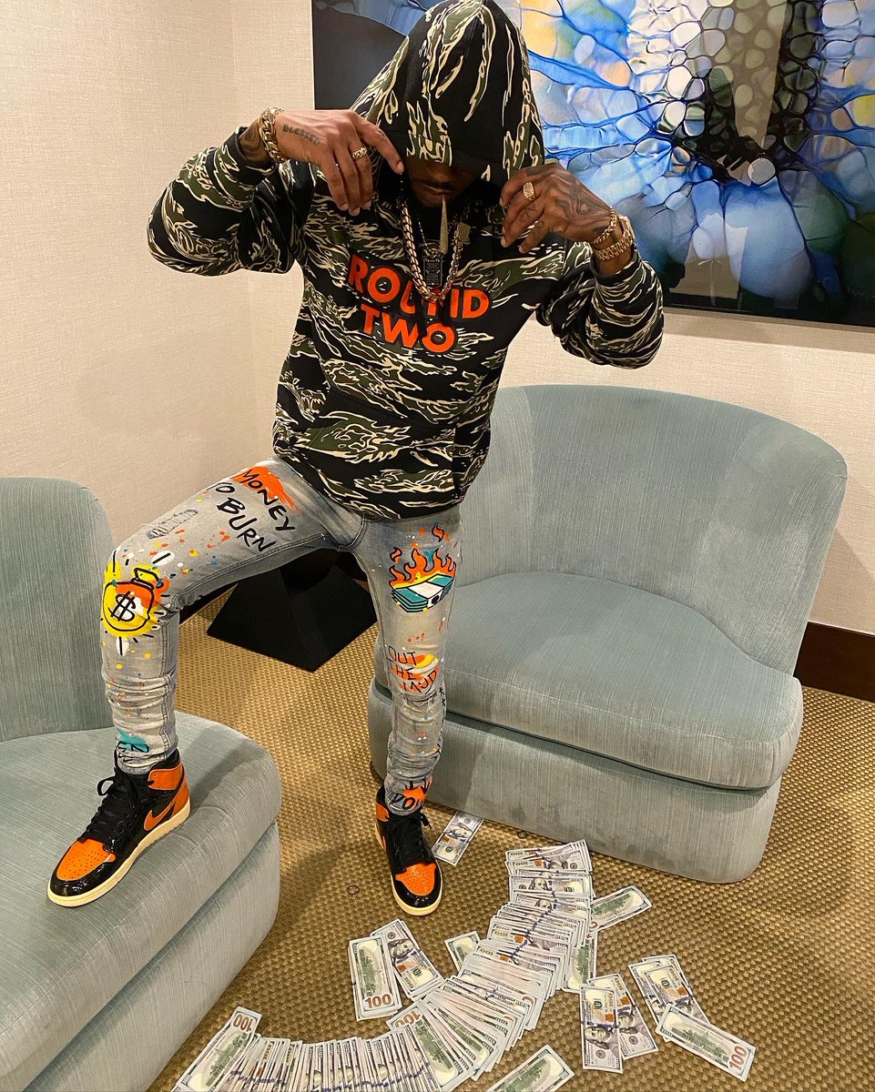Mindofsubstance's tweet photo. Fresh To Death When I Step, 
But I Ain’t Sleepin Under Bricks ⚰️🧟‍♂️
#BigTwenty4 #MambaMentality 🐍 
#Aug24th 👑 #BLESSED ! https://t.co/tDFhlYIBqK