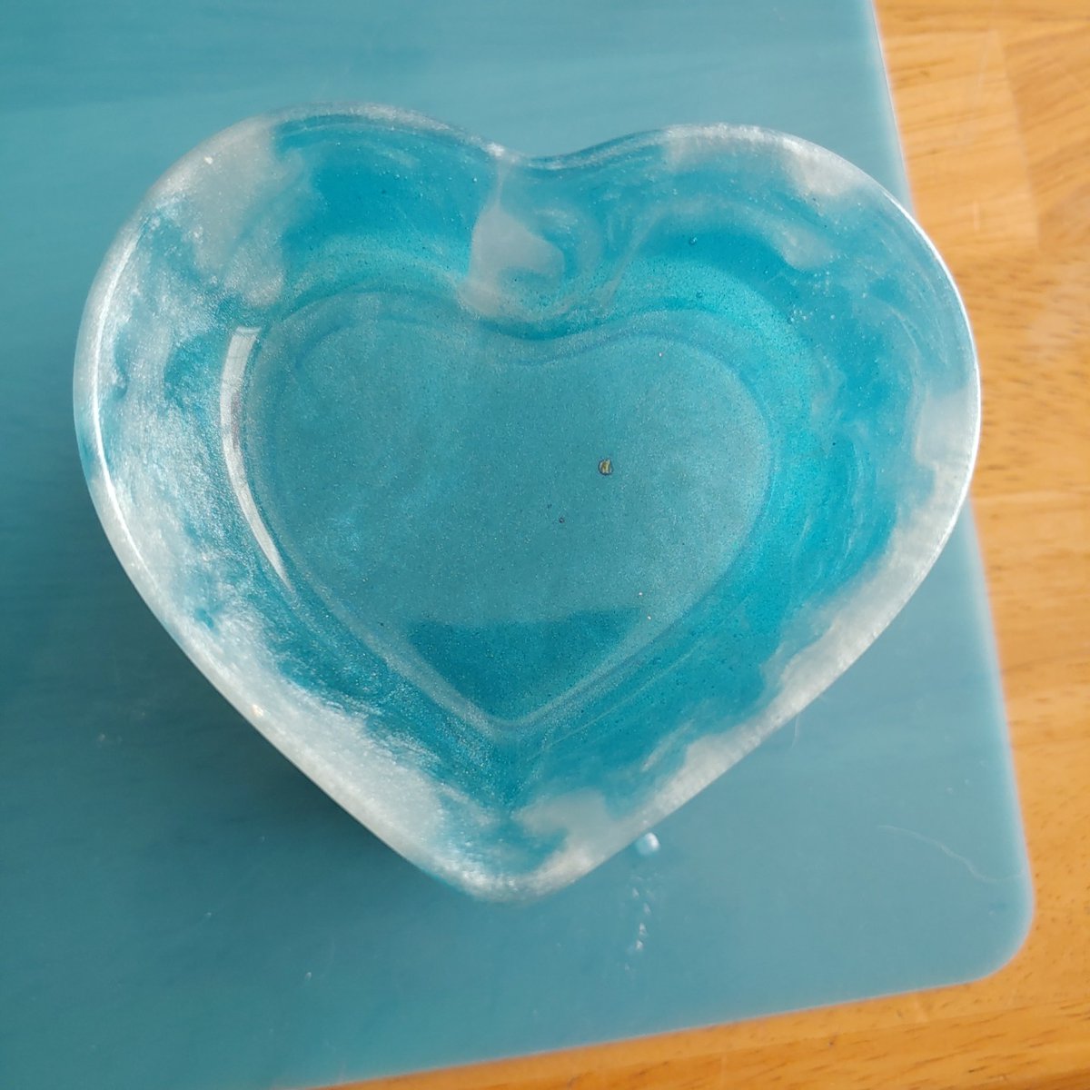 I don't like the mix with this one but it required more fine detail than the others & my left arm was not having it sooooo whatever it cured right and that's all that matters I guess

#resinart #trinketdish #heartdish #minidish #oceanthemed