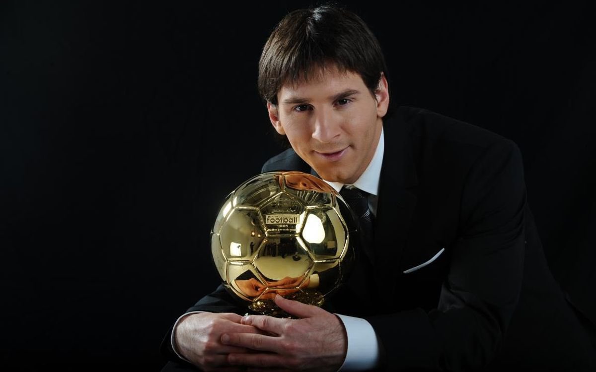 Lionel Messi winning his first Ballon d’Or back in 2009 at the age of 22.