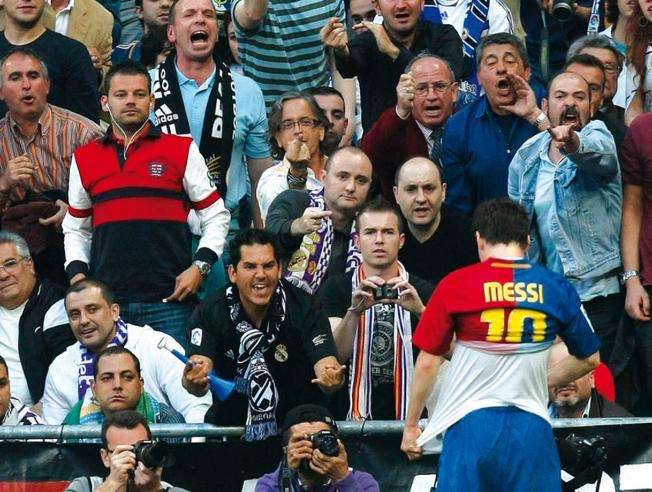 In May 2009, Guardiola worked day & night to find a chink in Real Madrid’s armour ahead of El Clasico & one night he found his answer. Guardiola picked up the phone and asked Messi to come meet him, showing him the area between Real’s defence and ‘The Messi Zone.’Barça won 6-2.
