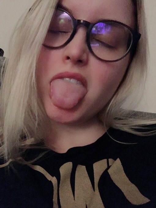 Hi I&rsquo;m alive and very blonde now. I&rsquo;m terrified to come back to OF because I assume ppl will be mad at<a href="/tag/throwbackthurs"class="tags"><span>#throwbackthurs</span></a>