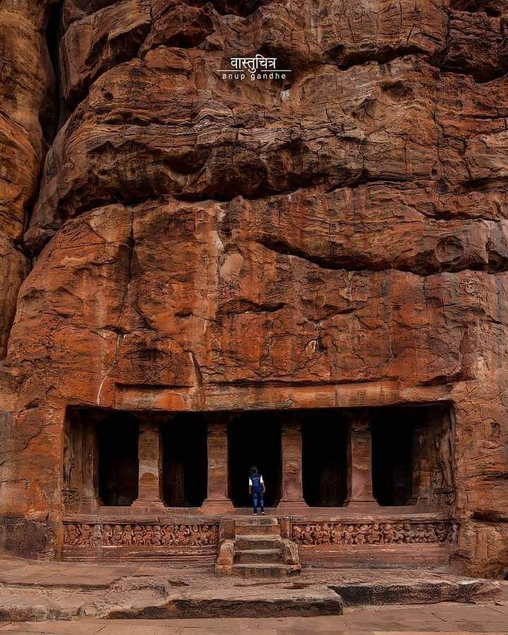 The Glory of Great  #Chalukyas (6 -12th CE.) Immadi Pulikeshi (ಇಮ್ಮಡಿ ಪುಲಿಕೇಶಿ)  of Badami (Vatapi) The most celebrated Chalukya Emperor in d history of  #Karnataka for his military enterprises and patronage of arts & culture, who ruled large parts Bharata from Kaveri to Narmada