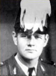 ChronoFil's tweet photo. 26 août 2013 : À l’âge de 91 ans, le commandant Hélie Denoix de Saint Marc s’éteint.

Résistant à 19 ans, il fut déporté à Buchenwald en 1943.

Après sa scolarité à l’École spéciale militaire de Saint-Cyr, il devint ensuite officier de Légion parachutiste. https://t.co/b9gBwTE9cJ