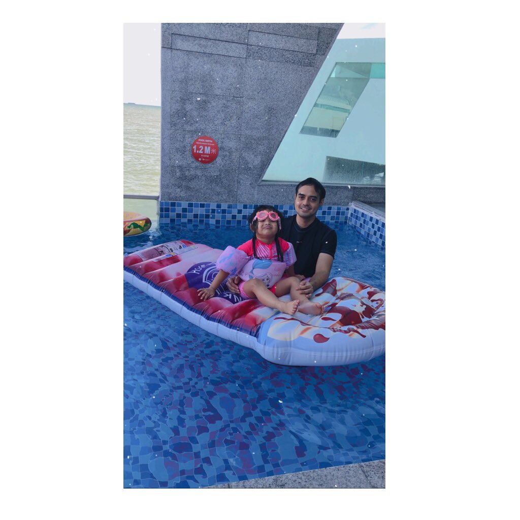 Dulu waktu bimbang memilih calon suami (gak gaya tapi biar gak pacaran yang ngajakin nikah dan melamar ada aja) nanya ke teman kantor yang senior gimana cara pilih suami ya? Dia jawab “suamiku baik tapi yang menurut kamu baik aja bisa gak cukup baik nanti”.