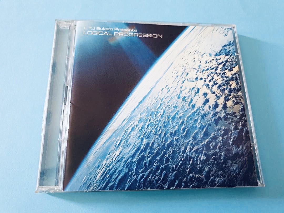 DeletedAmerica's tweet photo. The ‘Logical Progression’ compilation always leaves me in awe and marveling at the flawless track curation.
Mind blowing thinking that the opening track ‘Demons Theme’ 12” was originally released in 1992. Still futuristic and emotional as ever.
#Bukem #Jungle https://t.co/Pzu3Z5fqdM