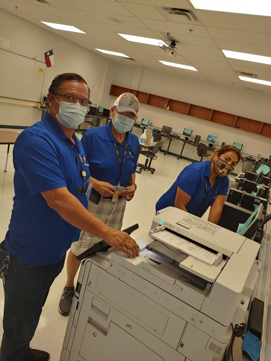 SISD_CommEd's tweet photo. @SISD_CommEd has been assigned 6 of the best staff members from our SISD Transportation Dept. to provide us support. They have been efficient, effective, &amp; cooperative team members and have made a big difference in the beginning of our school year! Thank you @SISD_ADM #TeamSISD https://t.co/db1lwqcbDS