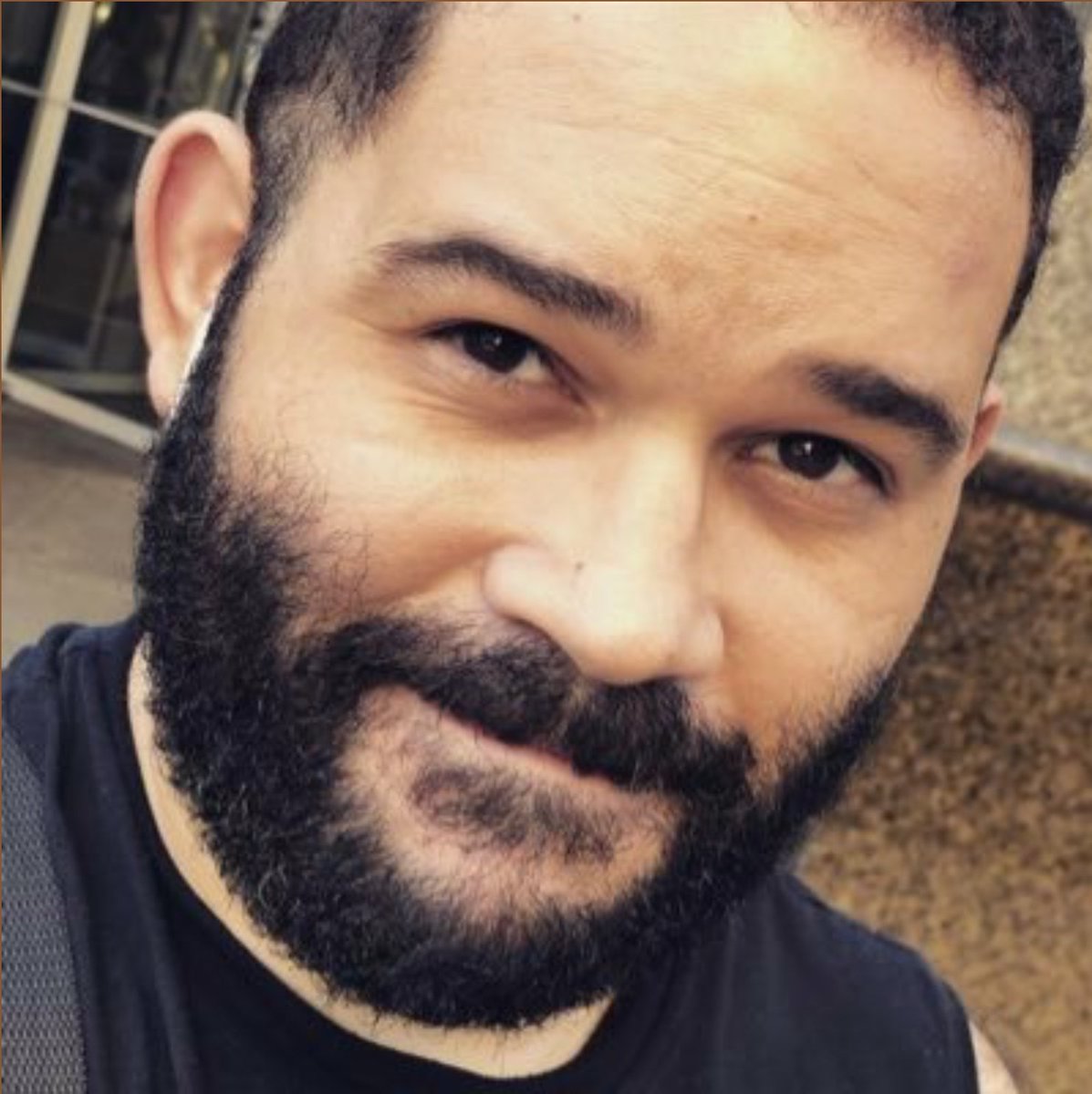 1/ Behold, a man. A Woke man. A bearded Wokebro on steroids. A mysoginistic man who proudly rationalizes calling women bitches. A man who uses memes & gifs to tell people to "fuck off" several times a day because that's so edgy. In short, an asshole of a man.  @aitorlorda85