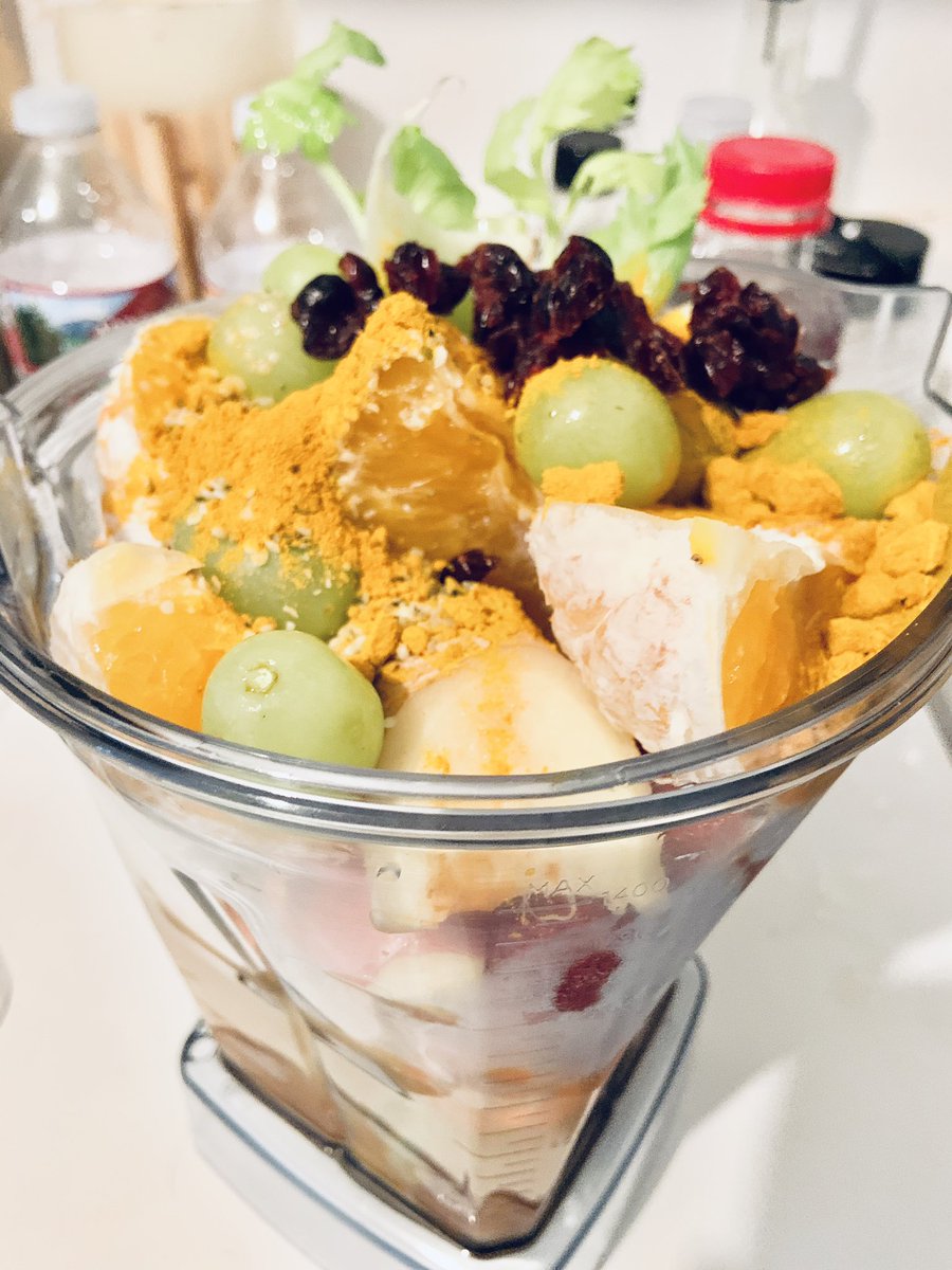 Clean_Pathway's tweet image. Smootie with tumeric, mixed greens, celery, carrots, apple, orange, strawberries, ginger, grapes, dried cranberries, nectarines, hemp seeds, and coconut water 💕 #smoothies #health #healthy #HealthyFood #IntermittentFasting #nutrition #wellness #smoothie #PositiveAttitude