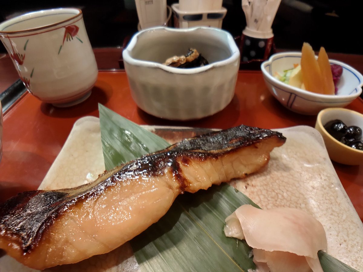 中部国際空港セントレア Twitterissa こんにちは セントレアです 今日のランチは4階の鈴波で鈴波定食なう 鈴波定食のメインの焼き魚は日替わりです T Co Dg5hk1pjoo