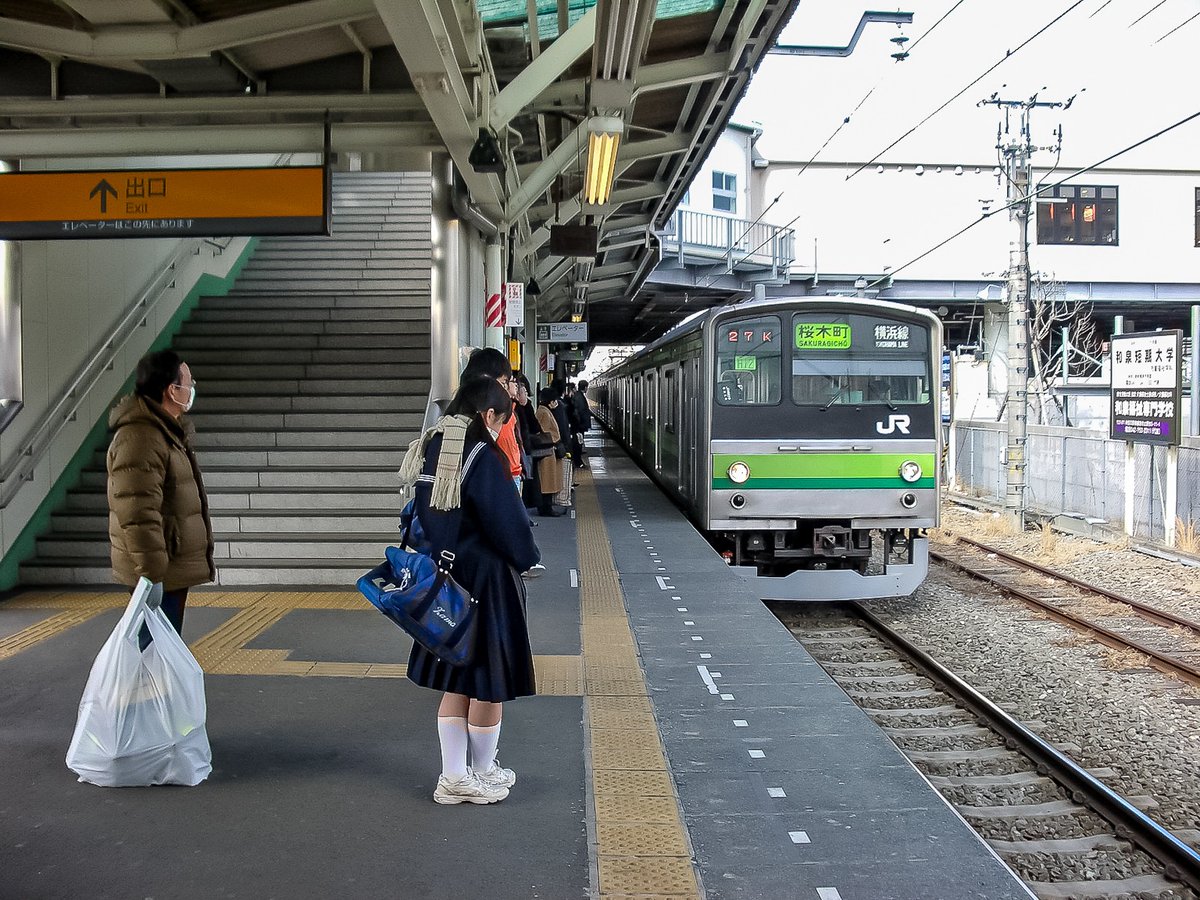 三日画師 淵野辺駅から横浜線桜木町行きの電車に乗る 横浜駅で東海道線に乗り換えるつもりが 寝過ごして終点の桜木町駅へ よこはまコスモワールドの観覧車 コスモクロック21 が見える 桜木町から京浜東北線 根岸線の大船行きに乗る 湘南モノレール 三日画師 淵野辺駅から横浜線桜木町行きの電車に乗る 横浜駅で東海道線に乗り換えるつもりが 寝過ごして終点の桜木町駅へ よこはまコスモワールドの観覧車 コスモクロック21 が見える 桜木町から京浜東北線 根岸線の大船行きに乗る 湘南モノレール