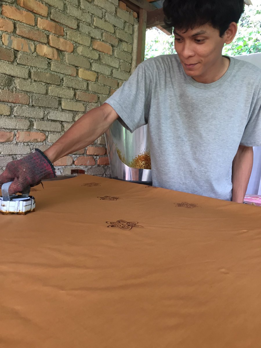 Nak buat batik kena tengok cuaca, kalau mendung, hasil dia tak sama time panas, plus akan makan masa lebih dari sehari nak buat. Sebab kena make sure setiap colour tu kering baru boleh letak warna lain. Yang dua warna macam ni pun ambil masa dua hari, bayangkan yang 5 warna 