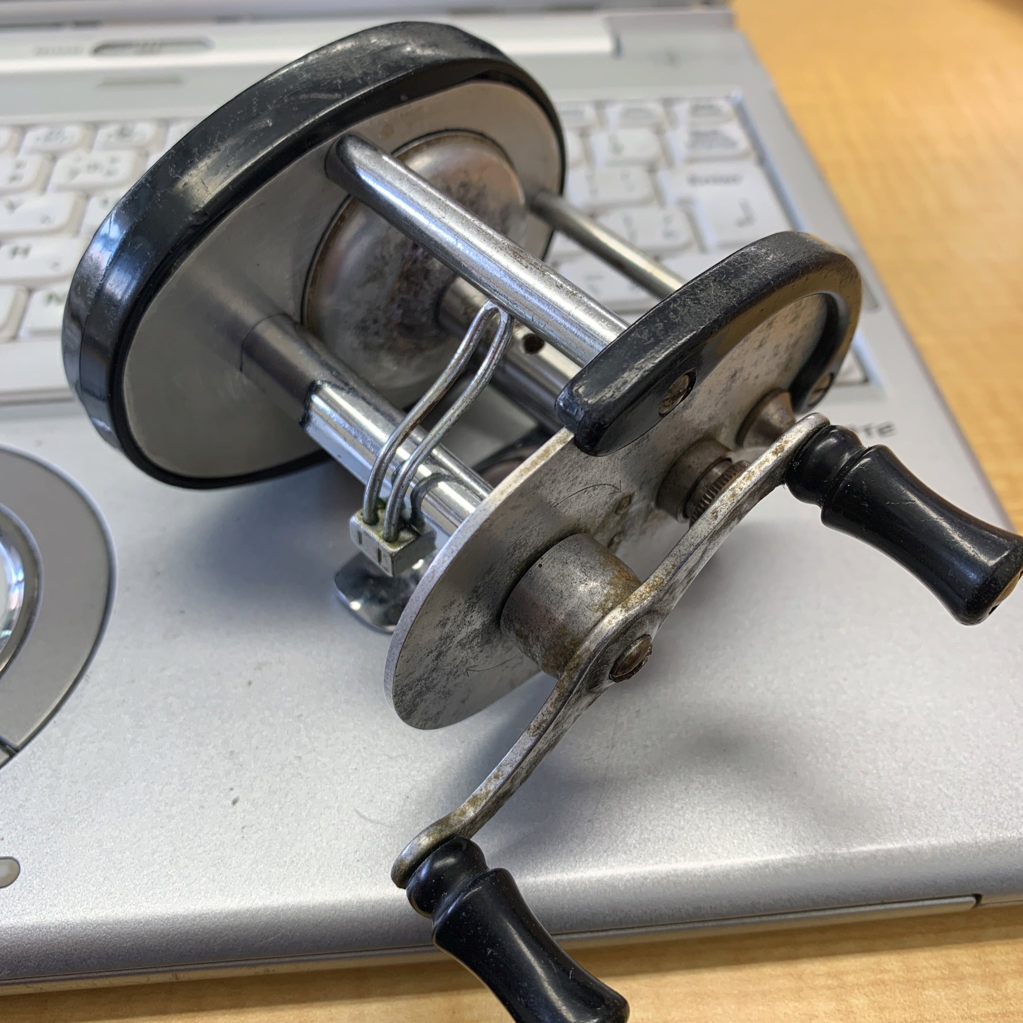 がう これが左巻き というか左右交換可能 のオールドダイレクトリール 左モードにするとギアボックスがパーミング側にきて 重量バランスと持ちやすさに優れる Pflueger Fas Kast1510 T Co Wv9radomqv Twitter