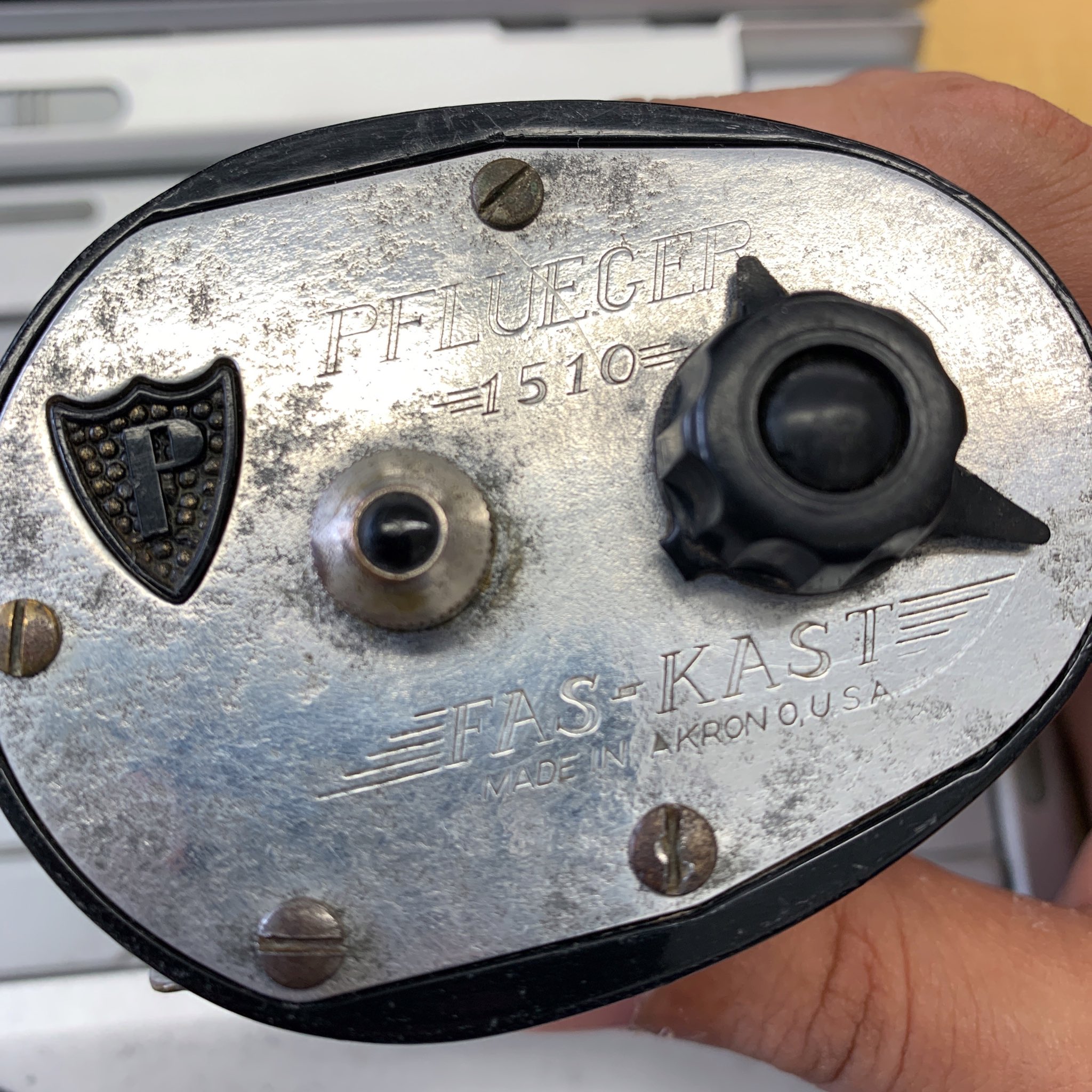 がう これが左巻き というか左右交換可能 のオールドダイレクトリール 左モードにするとギアボックスがパーミング側にきて 重量バランスと持ちやすさに優れる Pflueger Fas Kast1510