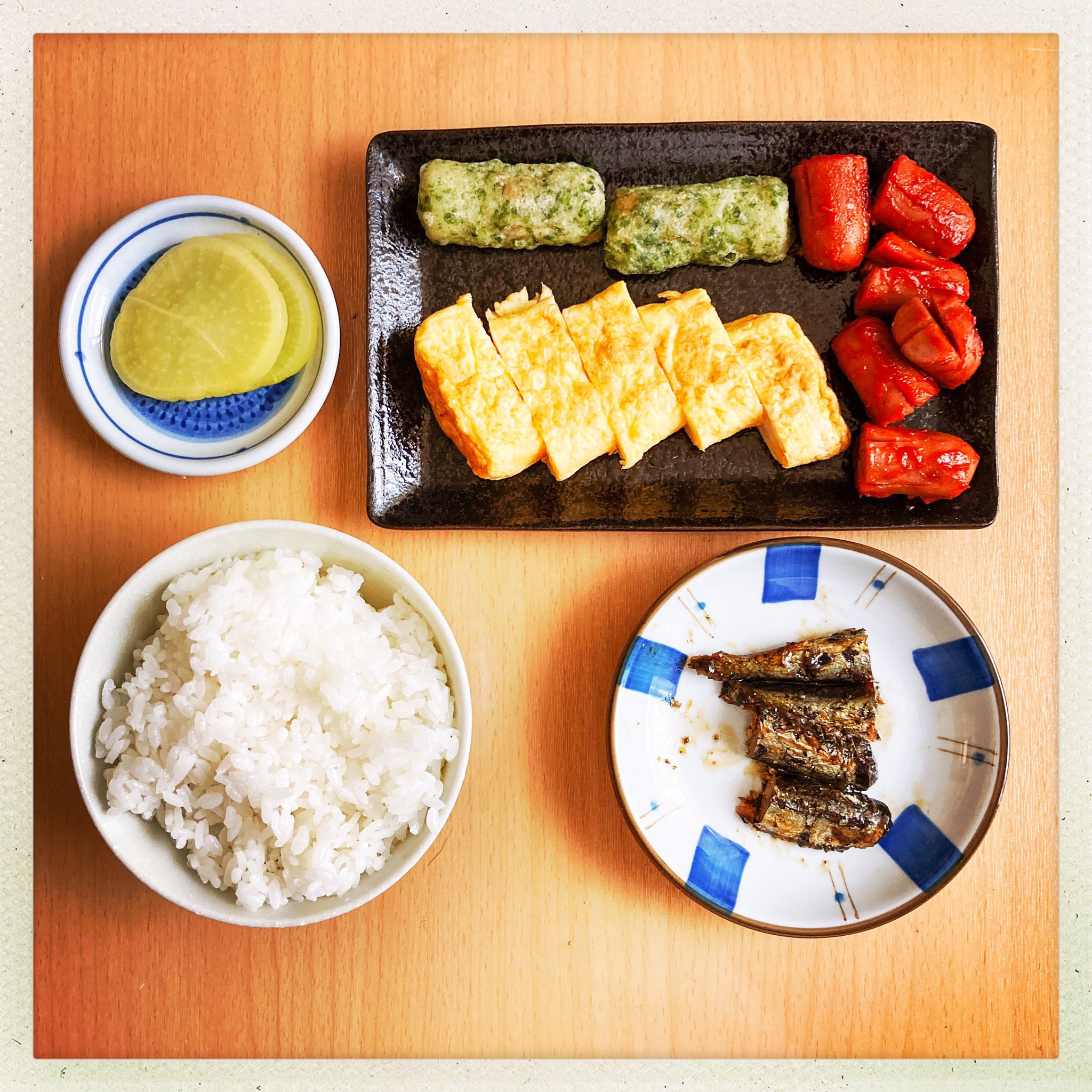 岩佐俊宏 本日のお献立 あまったチータラをトーストにしたらいい感じに溶けて美味しいのでは ということでウィンナーもりもり ピザトースト チータラのチーズはあんまり溶けませんでした モヨロ食堂 モヨロ商會 モヨロ新時代 朝ごはん ひとり