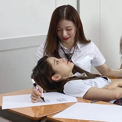 What a view. ❣️
Uhm.. okay Gyul, Chaeng will melt in no time. 😂

#fromis_9 #JangGyuri #LeeChaeyoung